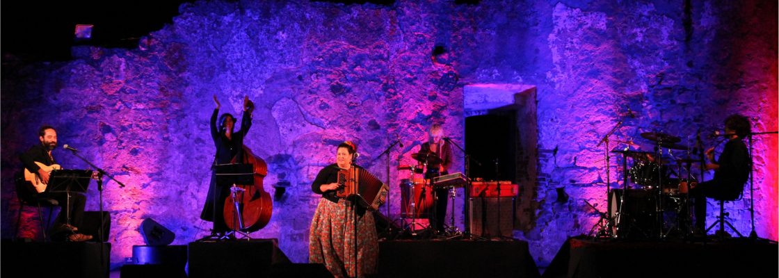 Celina da Piedade – À𝐬 𝟓ª𝐬 𝐟𝐞𝐢𝐫𝐚𝐬 𝐧𝐨 𝐂𝐚𝐬𝐭...